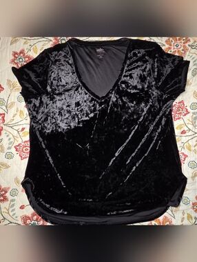 New York & Company Soho black Velvet V-neck shirt size XXL, NWOT